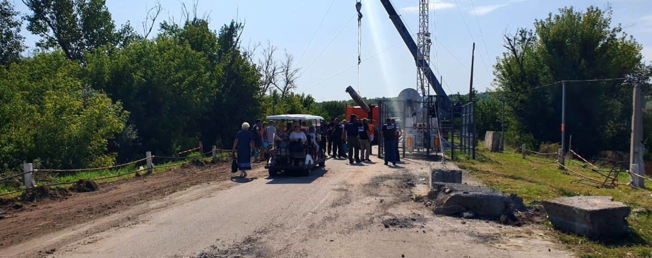 У президента показали на відео, як відновлювали міст у Станиці Луганській