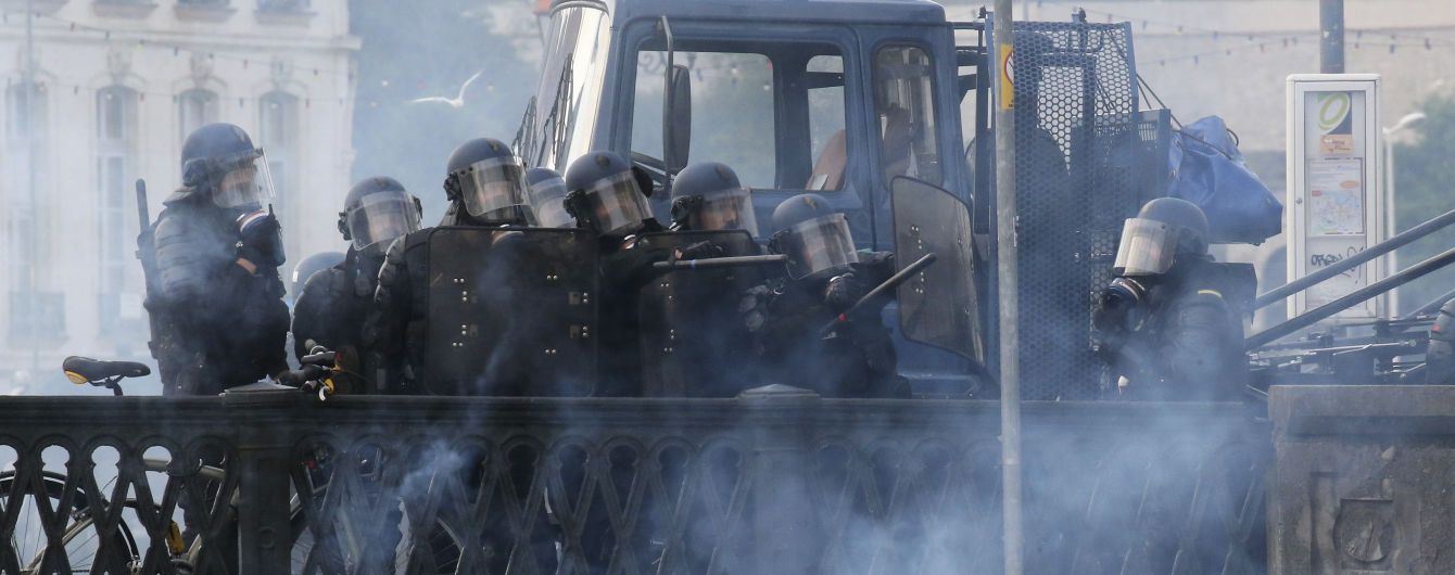 Во Франции полиция применила водометы на митинге против саммита G7