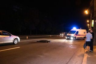 В Киеве на Харьковском шоссе Volkswagen насмерть сбил женщину