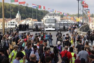 Во время столкновений противников саммита G7 с полицией было задержано 68 человек