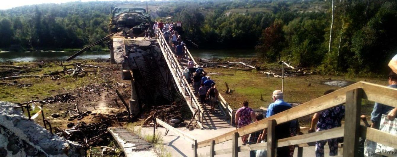 У Мережі запустили трансляцію відновлення зруйнованого мосту під Станицею Луганською