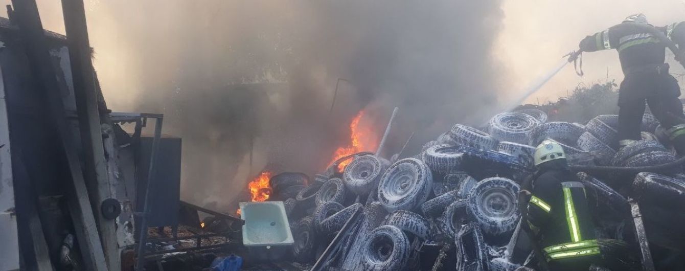 У Харкові горіла величезна купа старих шин та кілька автомобілів - усе навколо було в густому диму