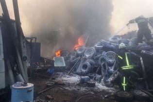 В Харькове горела огромная куча старых шин и несколько автомобилей - все вокруг было в густом дыму