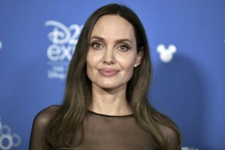 Улыбающаяся Анжелина Джоли подчеркнула тонкую талию элегантным платьем