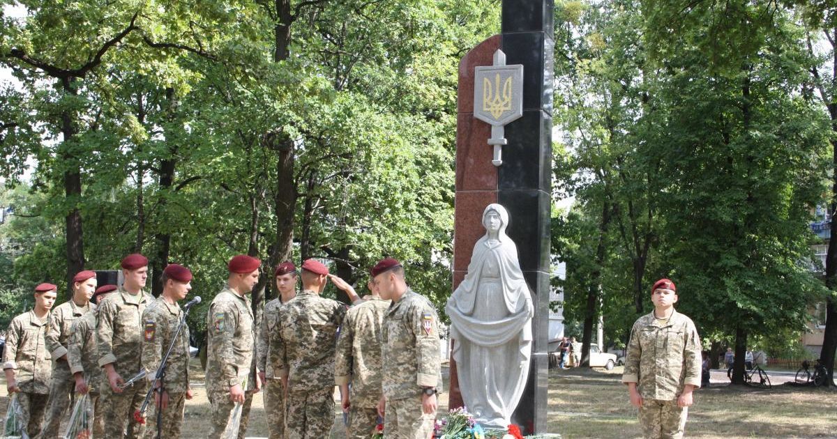 В Житомирской области облили красной краской новый Мемориал воинам-защитникам Украины