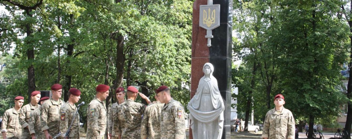 На Житомирщині облили червоною фарбою новий Меморіал воїнам-захисникам України