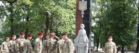 В Житомирской области облили красной краской новый Мемориал воинам-защитникам Украины
