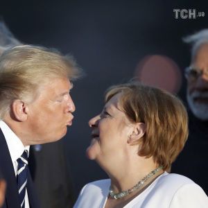 У Мережі кепкують над Трампом, який зіщулив обличчя під час поцілунку з Меркель