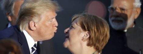 У Мережі кепкують над Трампом, який зіщулив обличчя під час поцілунку з Меркель