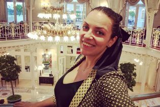 Преодолела смущение: Наталья Холоденко в купальнике устроила фотосессию у бассейна