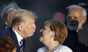 У Мережі кепкують з Трампа, який зіщулив обличчя під час поцілунку з Меркель