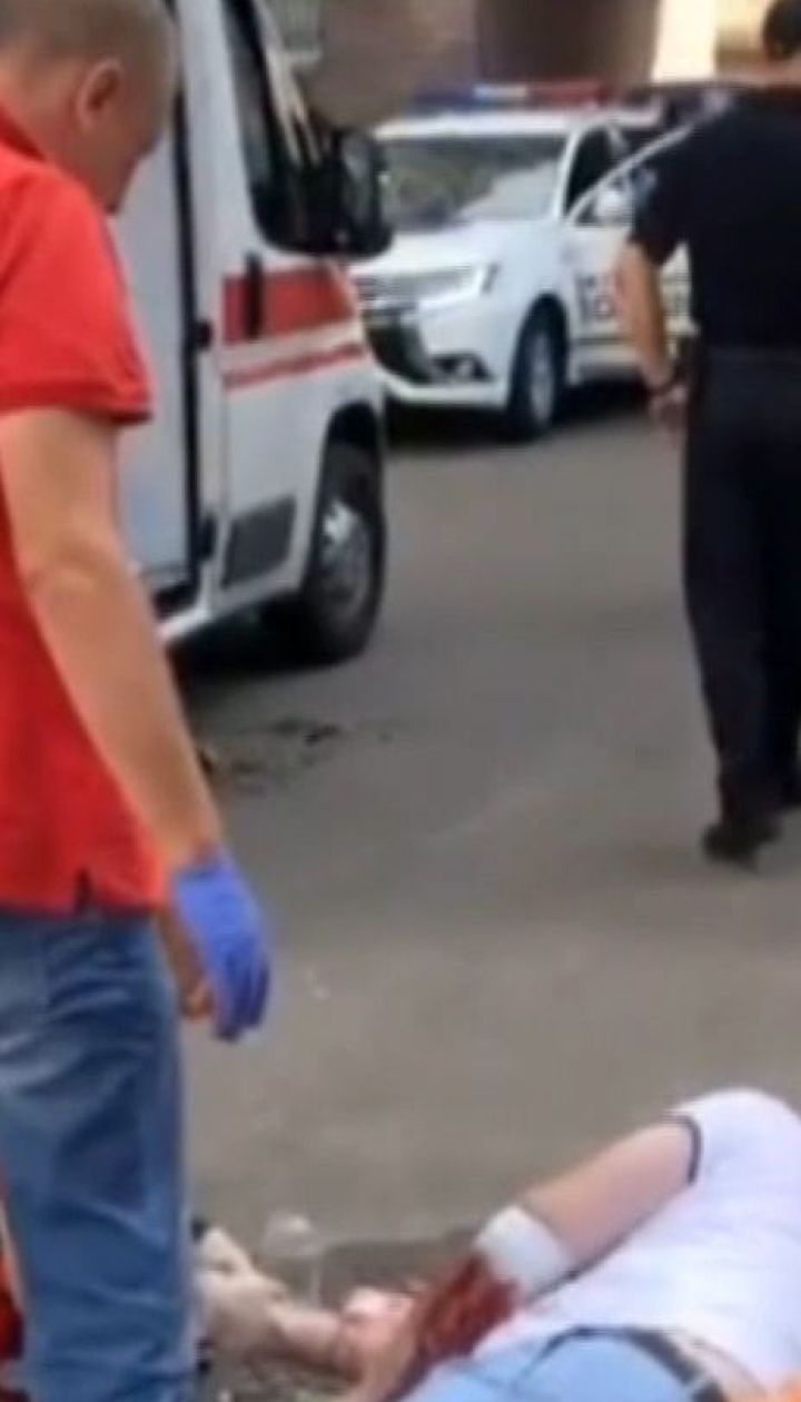 У Києві чоловік виламав шлагбаум та збив пішохода