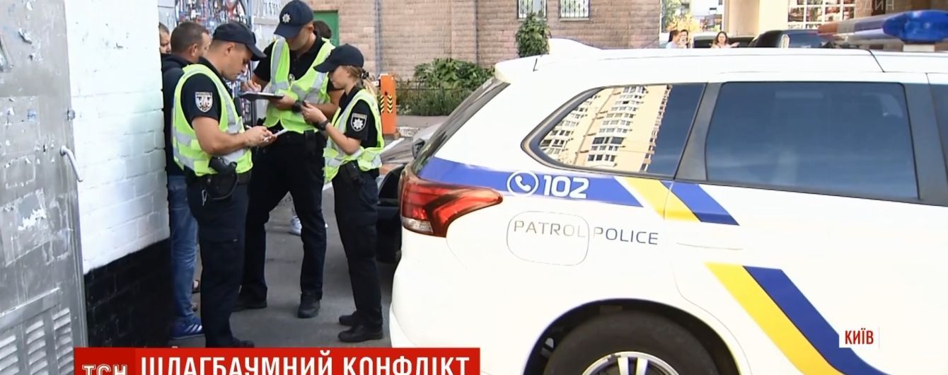 Дворовое ДТП в Киеве: выдранный шлагбаум, госпитализированный пешеход