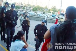 Поліцейські затримали групу злодійок, які обікрали іноземця на київському залізничному вокзалі