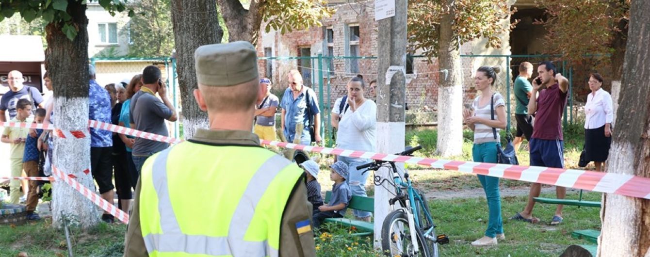 Нацгвардійці допомагають розбирати завали житлового будинка у Дрогобичі