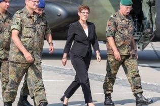 Выбрала классику: новый министр обороны Германии на встрече с солдатами