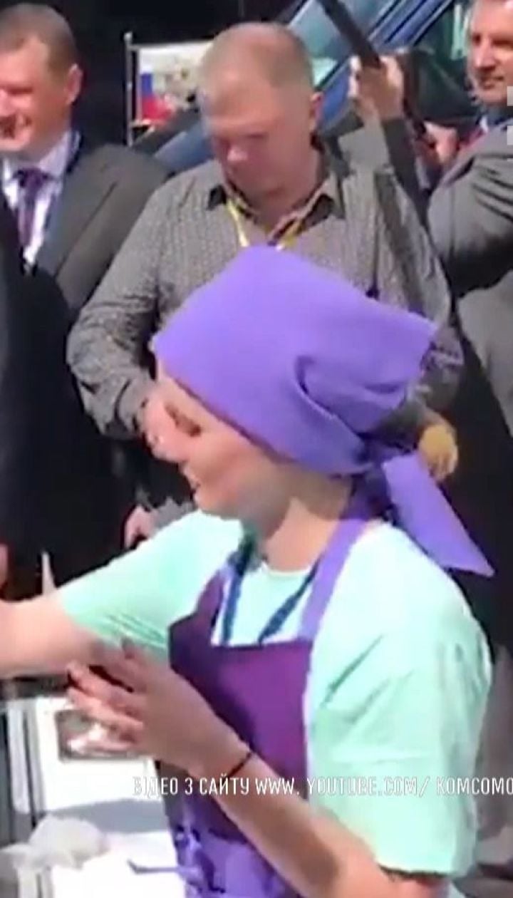 "Звичайні" росіяни, які з'являються поряд із Путіним на фото та відео, виявилися статистами