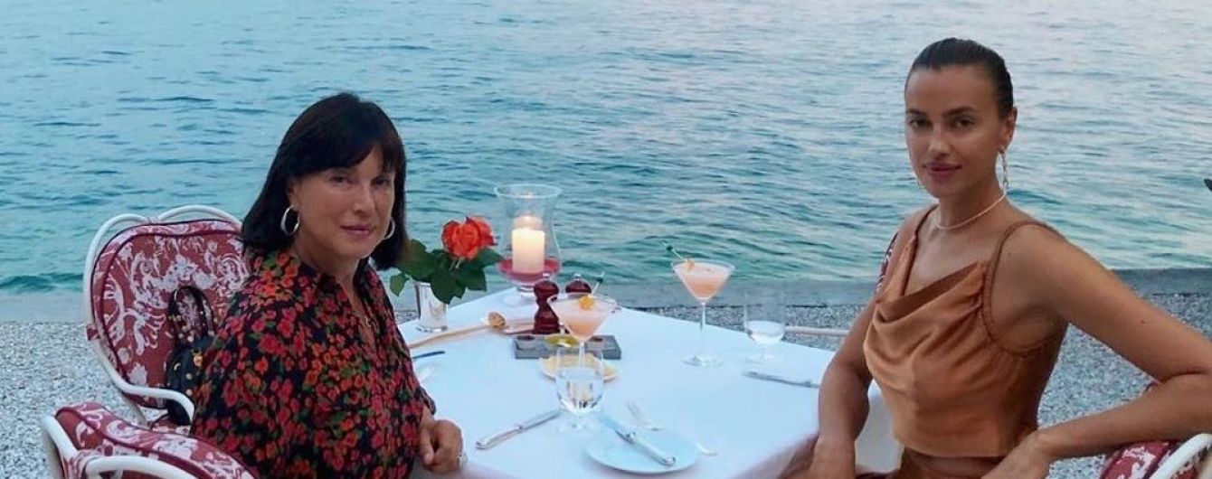 Супермодель Ирина Шейк показала свою маму в купальнике