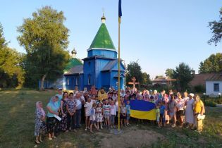 В селе на Виннитчине верующие УПЦ МП сорвали украинский флаг возле церкви