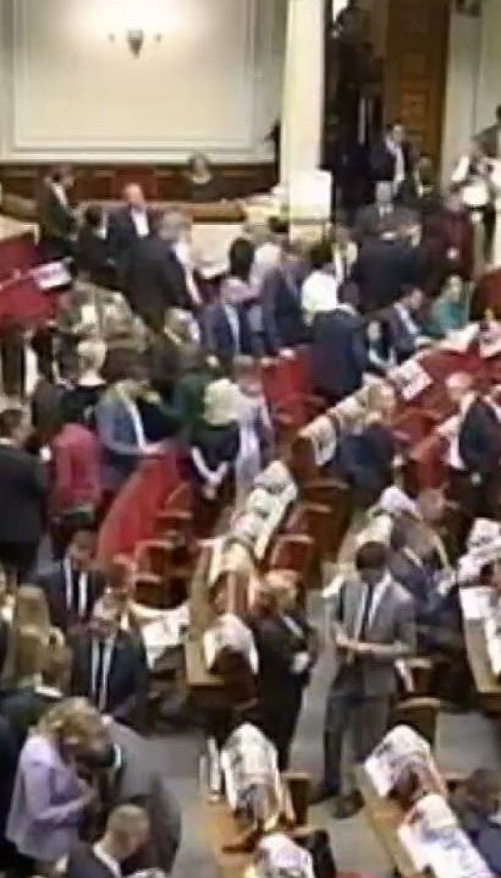Первое заседание новой Рады. Депутаты приняли присягу и готовятся принимать первые решения