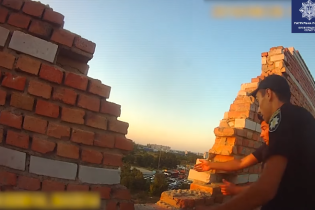 У Кропивницькому дівчина намагалася стрибнути з 8-го поверху - її врятували патрульні. Оприлюднено відео