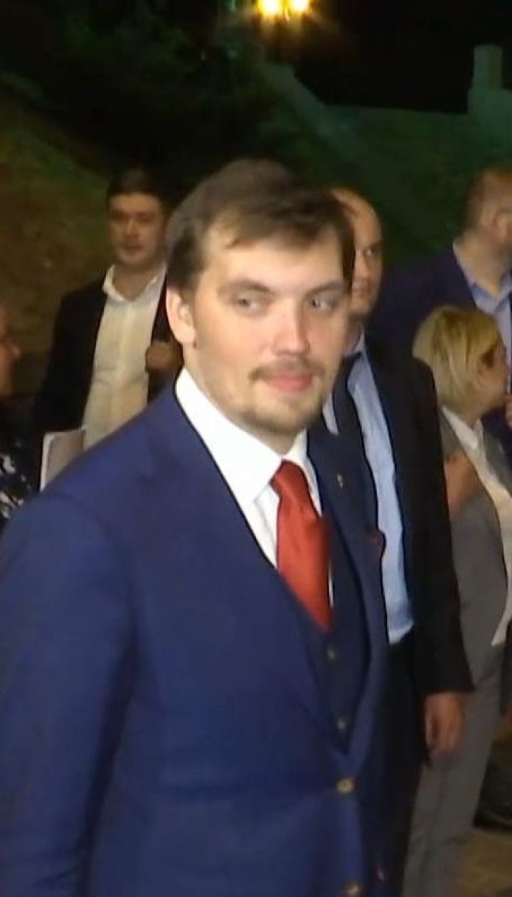 Проти ночі члени нового уряду пішки перемістилися зі стін ВР до будинку уряду