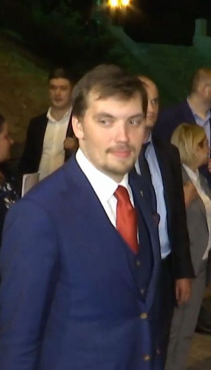 На ночь глядя члены нового правительства пешком переместились со стен ВР в дом правительства