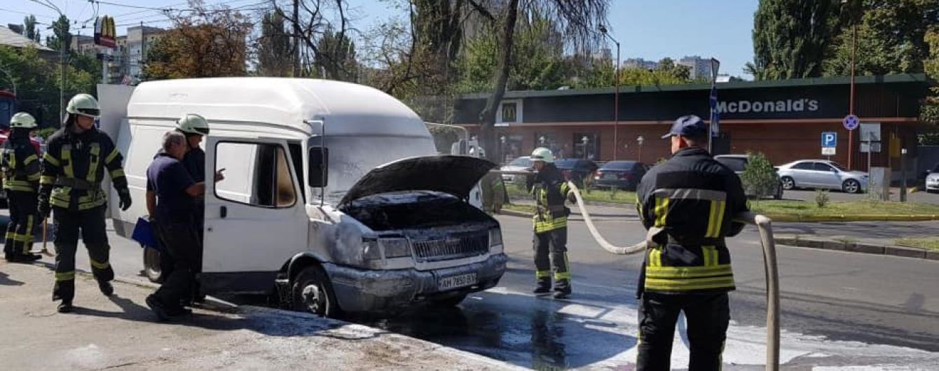 В Киеве посреди дороги вспыхнул микроавтобус