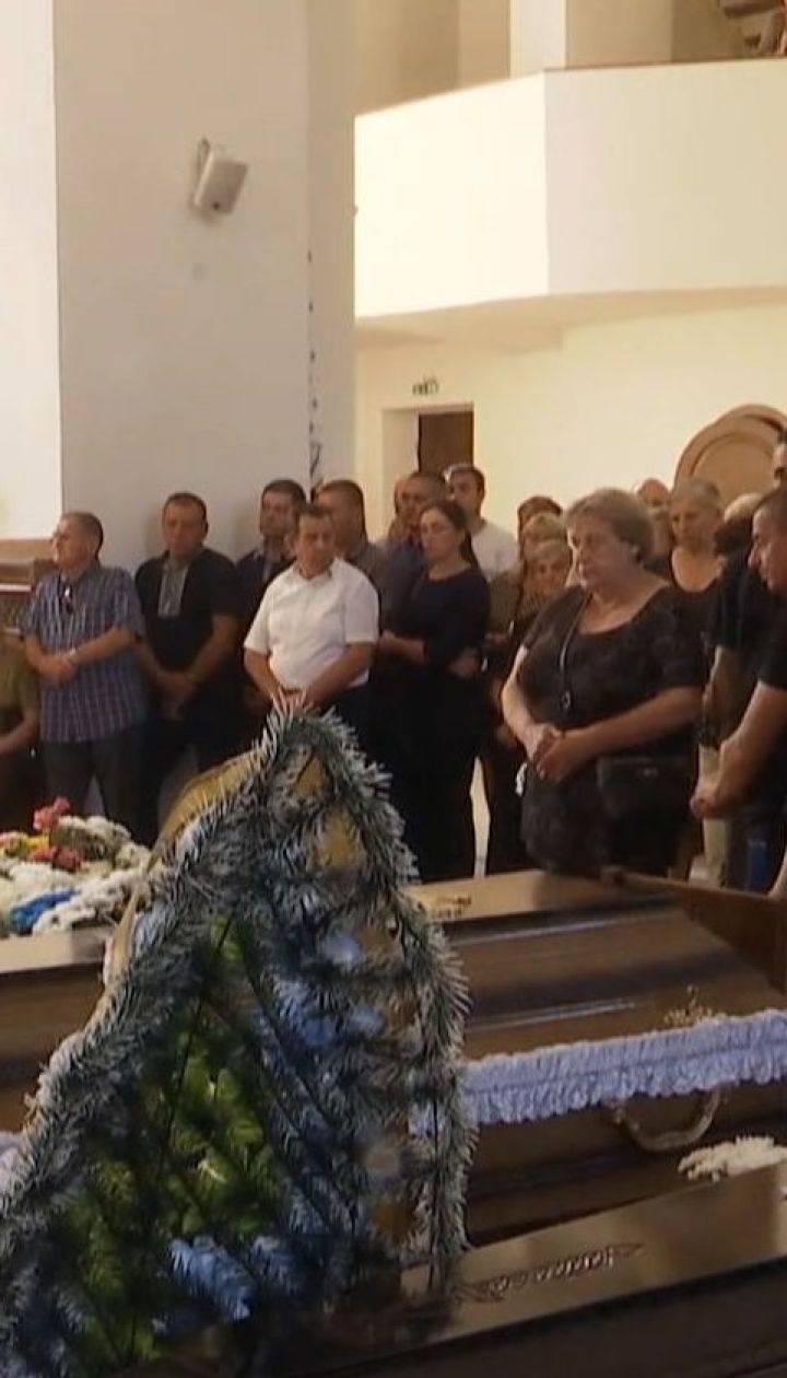 Сотни людей пришли проститься с погибшими вследствие обвала дома в Дрогобыче