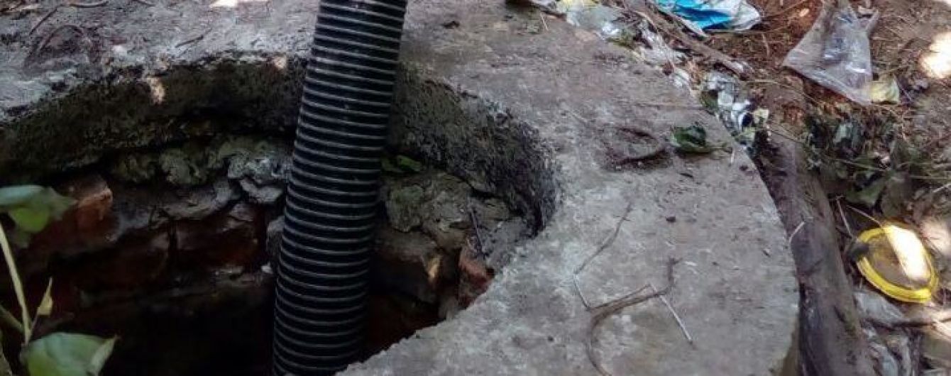 Под Ровно коммунальщики отравились опасными испарениями из канализации, один из них - насмерть