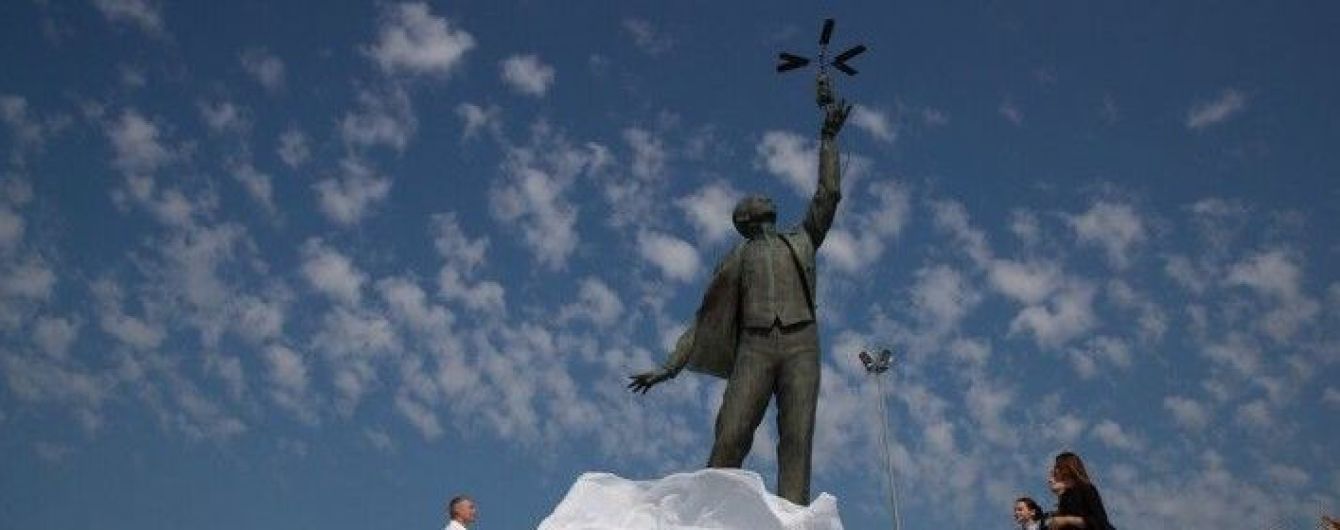 В Киеве возле аэропорта открыли памятник выдающемуся авиаконструктору Сикорскому