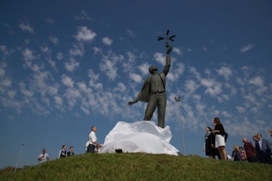 У Києві біля аеропорту відкрили пам'ятник видатному авіаконструктору Сікорському