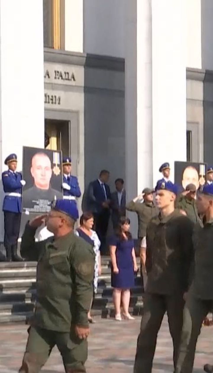 Память погибших от взрыва гранаты нацгвардейцев почтили возле Верховной Рады