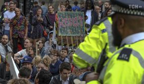 У Лондоні під резиденцію Джонсона прийшли з плакатами "Ганьба прем’єр-міністру"