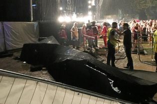 В Германии ураган обрушил на зрителей сцену во время концерта