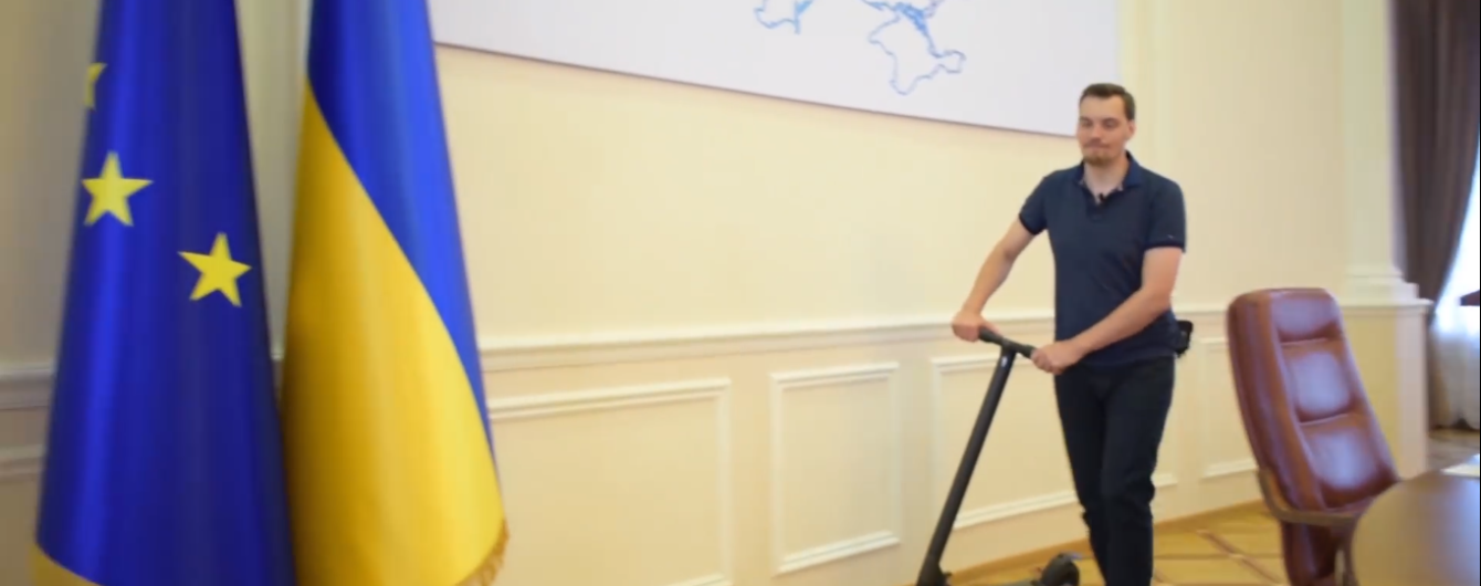 Премьер Гончарук проехался по зданию Кабмина на самокате и записал видеообращение ко Дню знаний