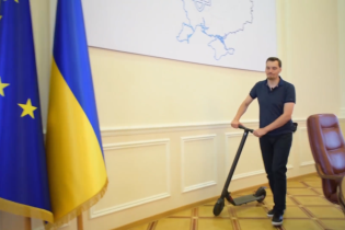 Прем'єр Гончарук проїхався будівлею Кабміну на самокаті та записав відеозвернення до Дня знань