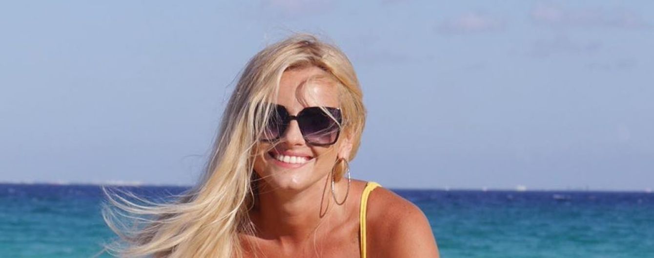 Загорелая Ирина Федишин в желтом купальнике соблазнительно позировала на гидроцикле