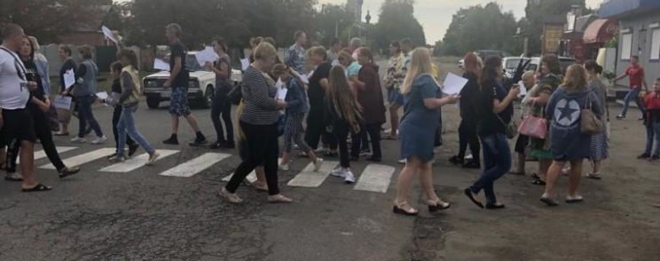 Учителя заблокировали дороги в Первомайске из-за закрытия двух школ