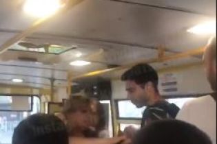 В киевской маршрутке женщины подрались из-за места в салоне. Очевидцы сняли их баталию на видео