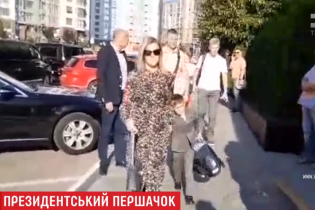 На праздничной линейке Зеленский с женой не дали журналисту снимать сына-первоклассника