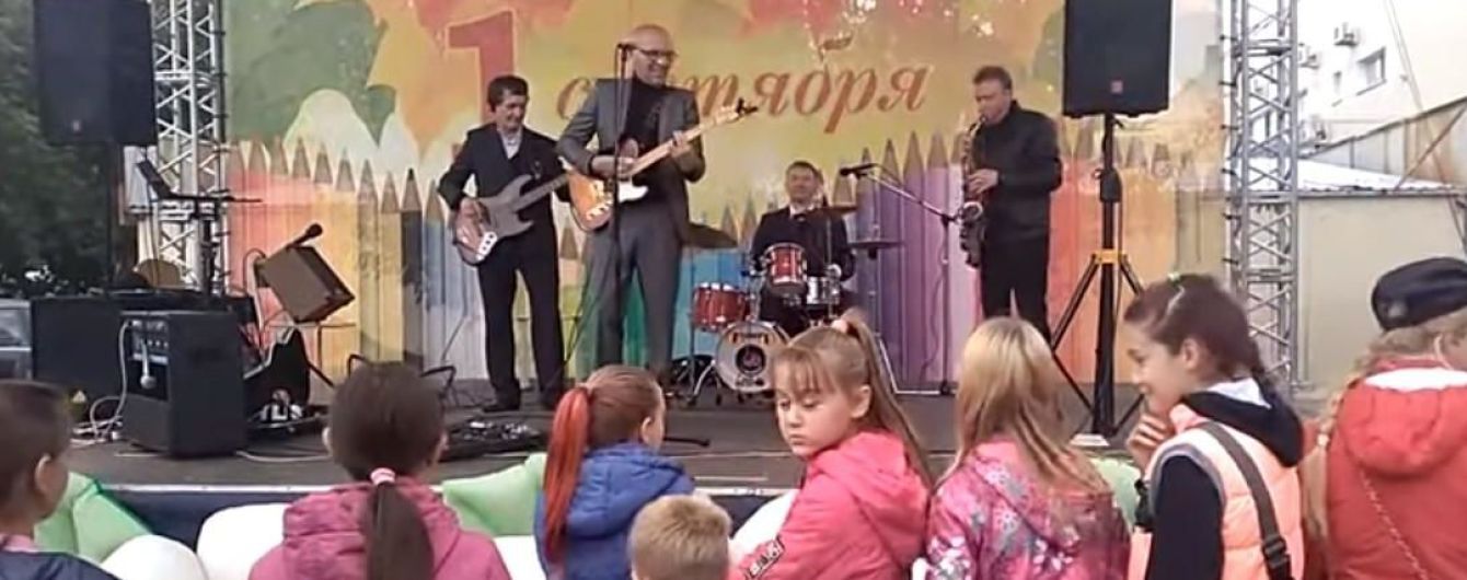 У Росії школярів привітали із Днем знань "Рюмкой водки на столе"