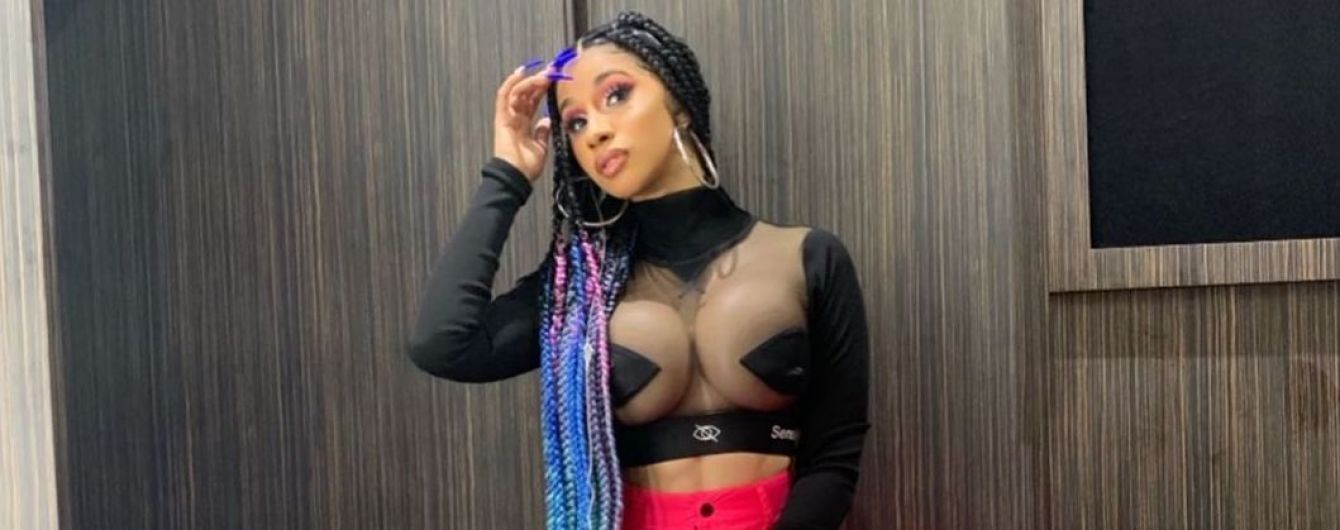Рэперша Cardi B в ярком облегающем костюме потрусила ягодицами перед фанами