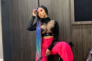 Рэперша Cardi B в ярком облегающем костюме потрусила ягодицами перед фанами