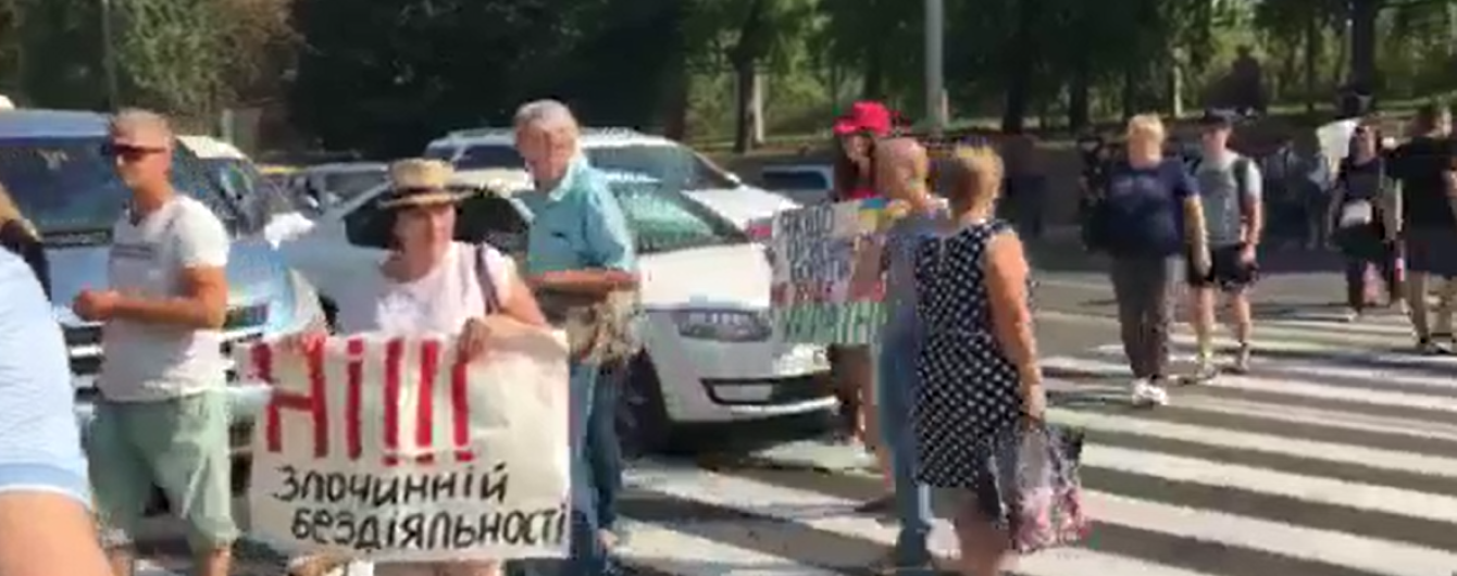 В Киеве возмущенные жители новостройки заблокировали движение по проспекту Науки