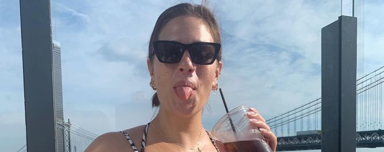 Ничего не стесняется: Эшли Грэм в купальнике показала подросший живот