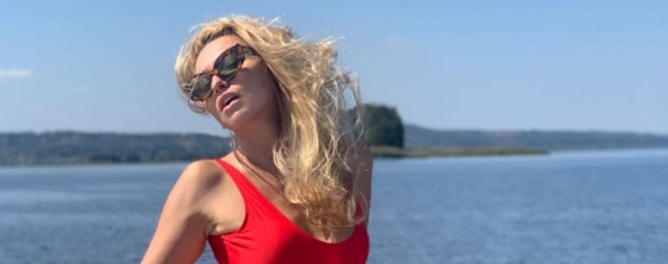Соблазнительная Оля Полякова едва прикрыла пышную грудь ярким купальником