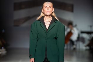 Модели 55+ в роскошных нарядах вышли на подиум Ukrainian Fashion Week