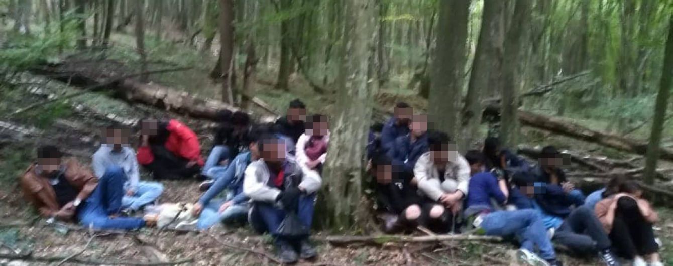 На Закарпатье на словацкой границе со стрельбой задержали два десятка нелегалов из Азии