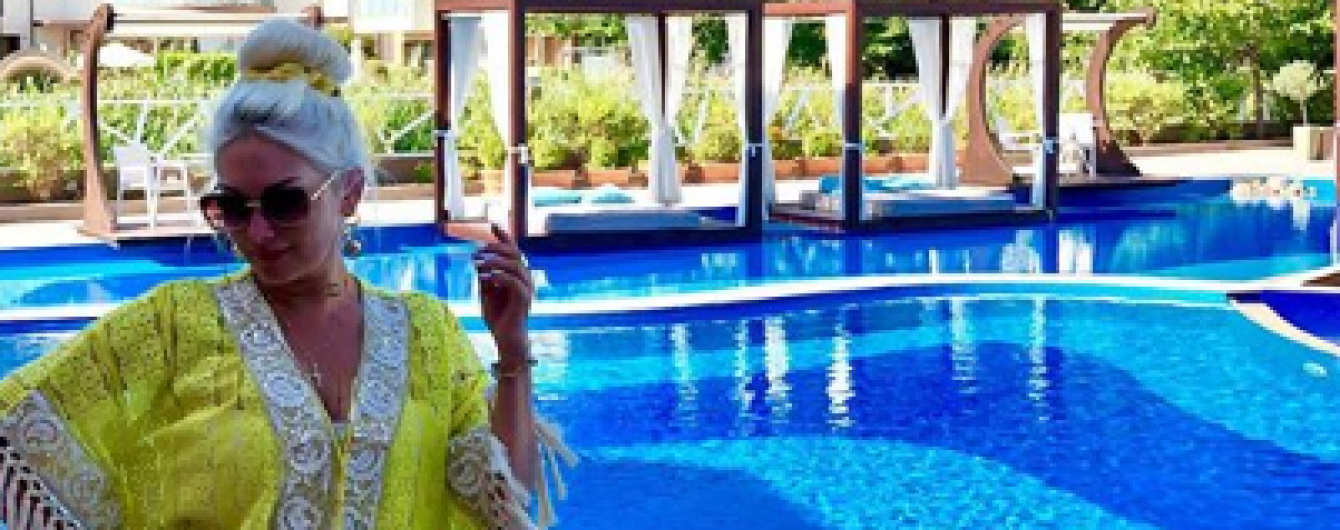 Звезды на отдыхе: Екатерина Бужинская в купальнике-бандо продемонстрировала фигуру